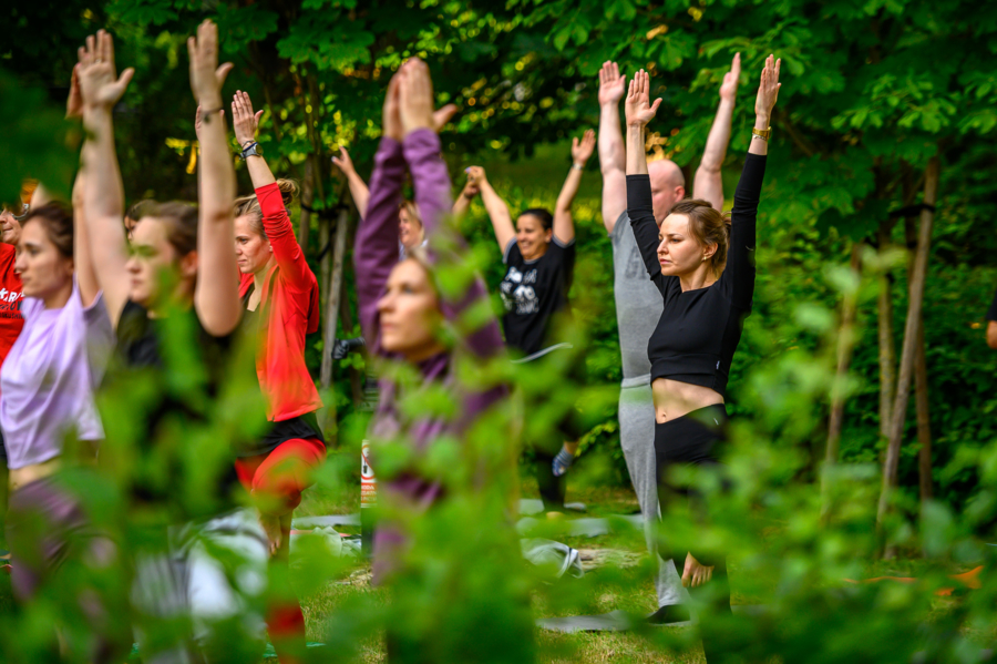 Wakacyjna joga na trawie