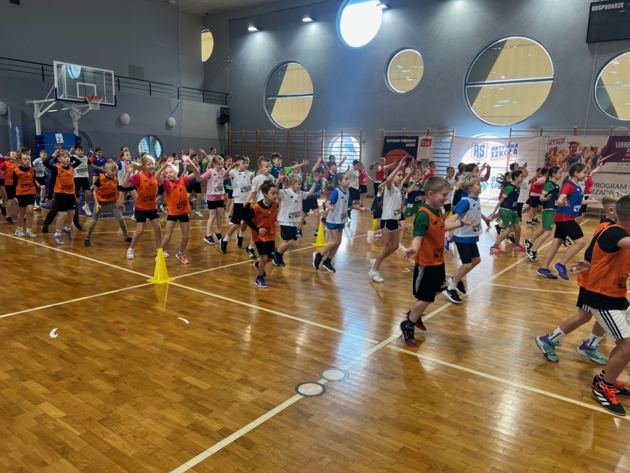 Uczestnicy finałowego turnieju "Lekkoatletyka z Orlika"