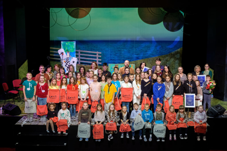 Uczestnicy pokazu trzeciego zespołu, biorącego udział w projekcie edukacyjnym „Ludwiś w eduAKCJI