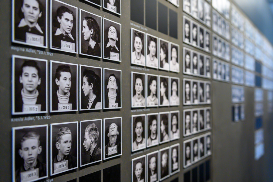 Fragment wystawy „Zimne spojrzenie. Ostatnie zdjęcia rodzin żydowskich z getta w Tarnowie”