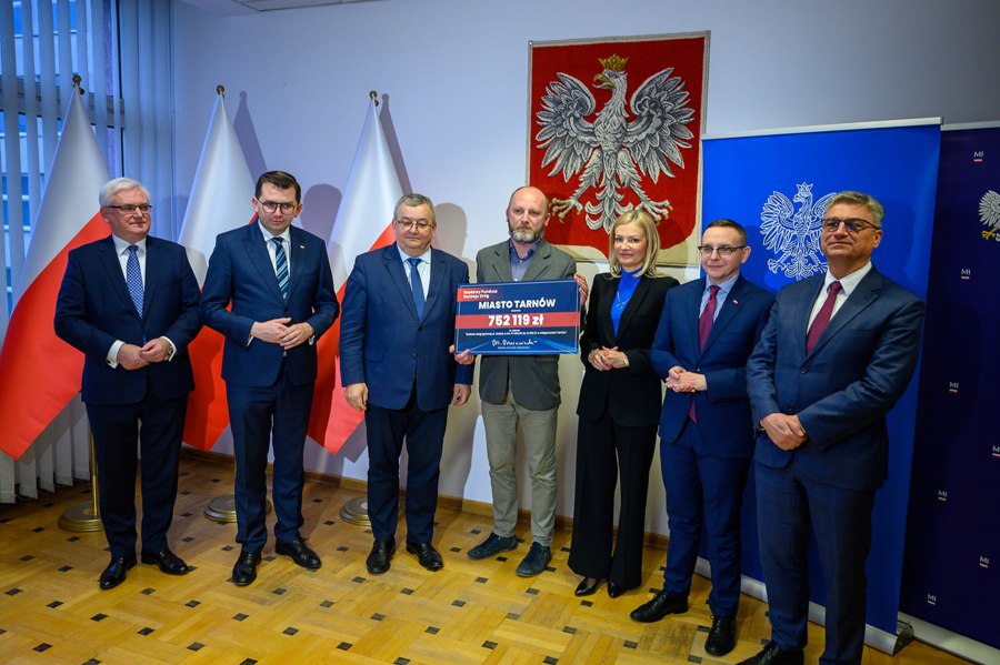 dyrektor ZDiK Artur Michałek odbiera symboliczny czek