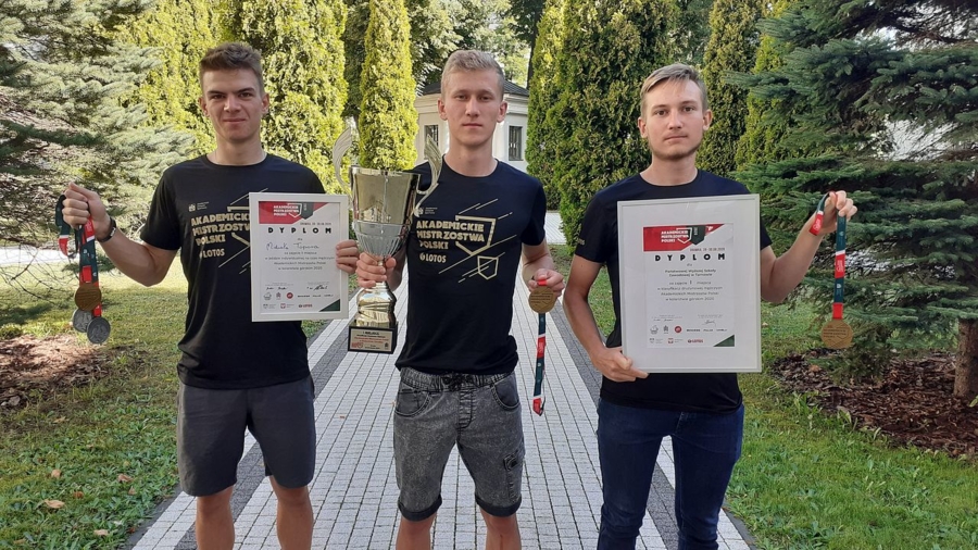 Złoci medaliści wyścigu drużynowego Akademickich Mistrzostw Polski w kolarstwie górskim