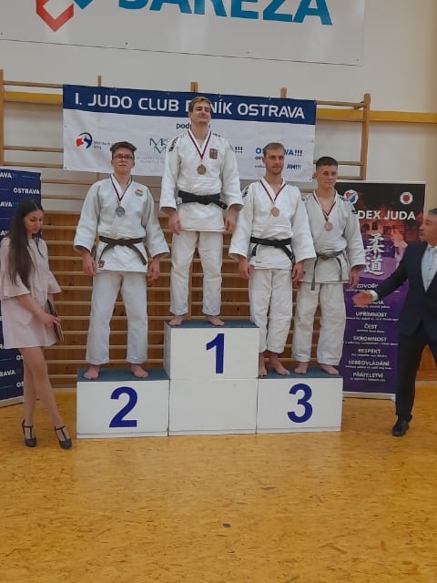 Jakub Świerczek (pierwszy z lewej) zajął drugie miejsce w Pucharze Czech w kategorii 73 kg
