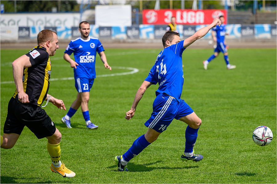 Mecz piłki nożnej na Stadionie Miejskiem w Tarnowie-Mościcach