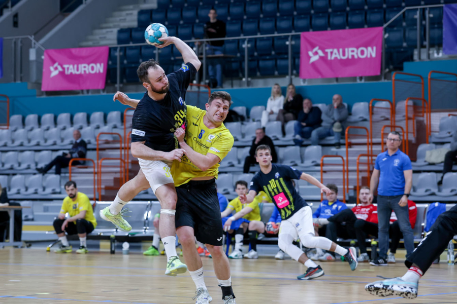 Mecz pierwszej ligi piłki ręcznej mężczyzn: Handball Pałac Tarnów - MTS Chrzanów. W akcji Bartosz Paw.