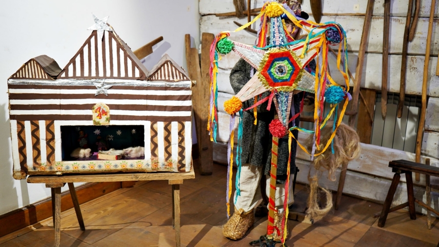 Fragment wystawy "W babcinej izbie"