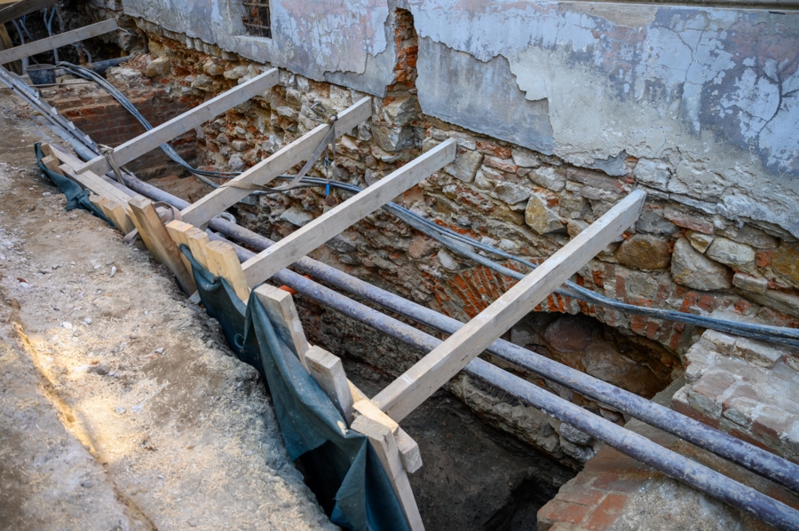 Fragmenty mostu z czasów hetmana Jana Tarnowskiego, odkrytego podczas remontu kamienicy w Bramie Pilznieńskiej