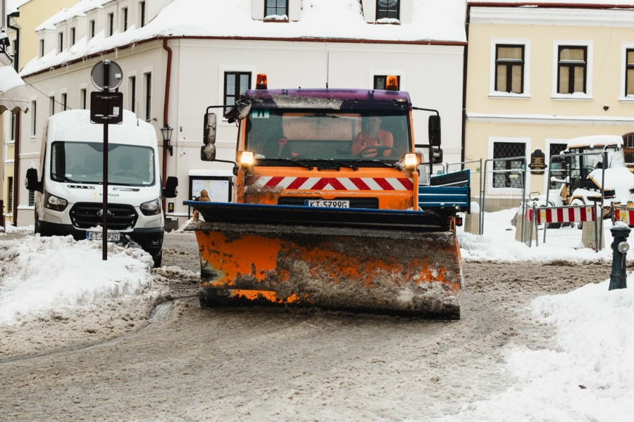 Na zdjęciu samochód odśnieżający wjazd do rynku