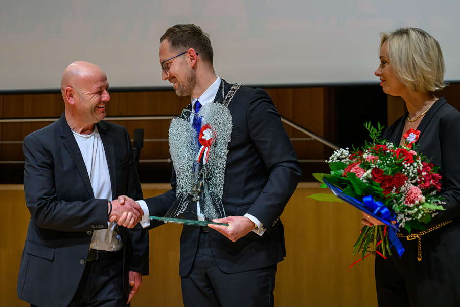 Od lewej stoją: ambasador Tarnowa Grzegorz Duda, prezydent Tarnowa Jakub Kwaśny oraz jego zastępczyni Agnieszka Kawa