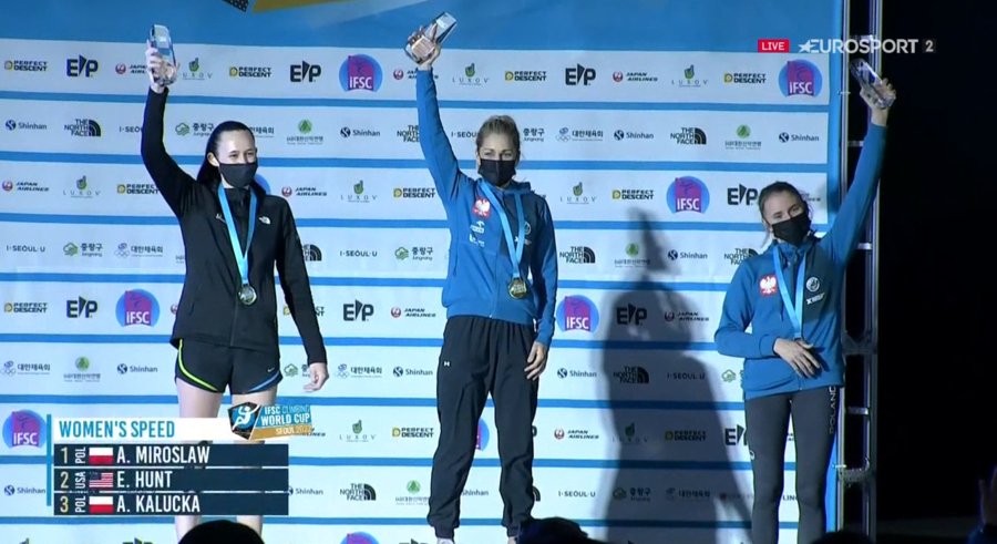 Podium po rozegranych w Seulu zawodach Pucharu Świata we wspinaczce sportowej w konkurencji na czas