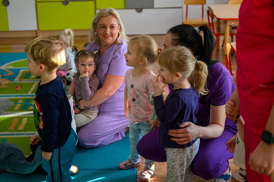Na zdjęciu przedszkolaki oraz opiekunki przedszkola