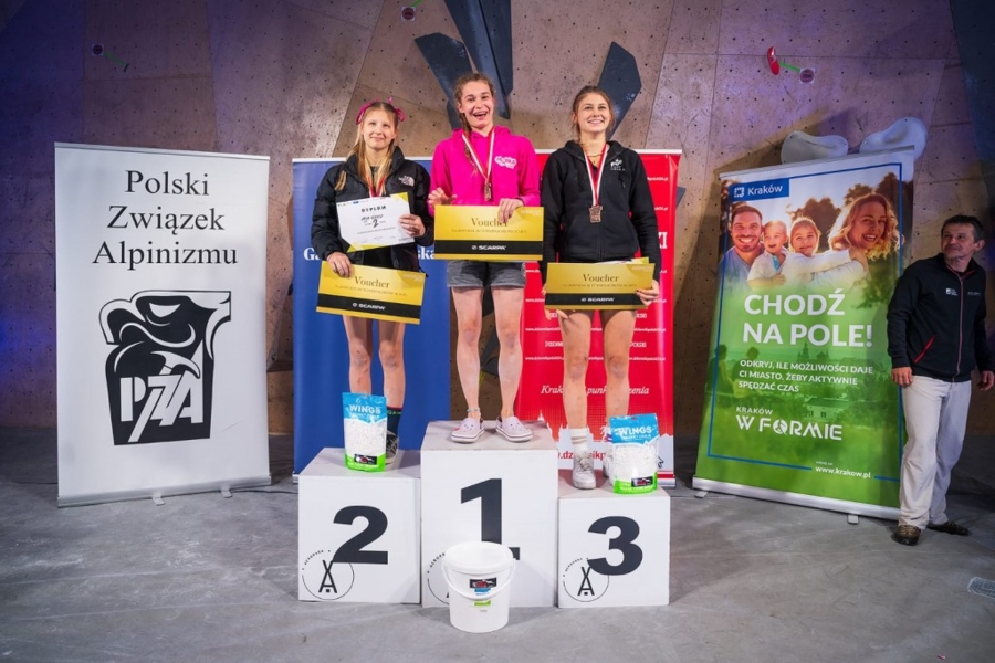 Podium Mistrzostw Polski w boulderingu. Pierwsza z lewej Maja Oleksy.