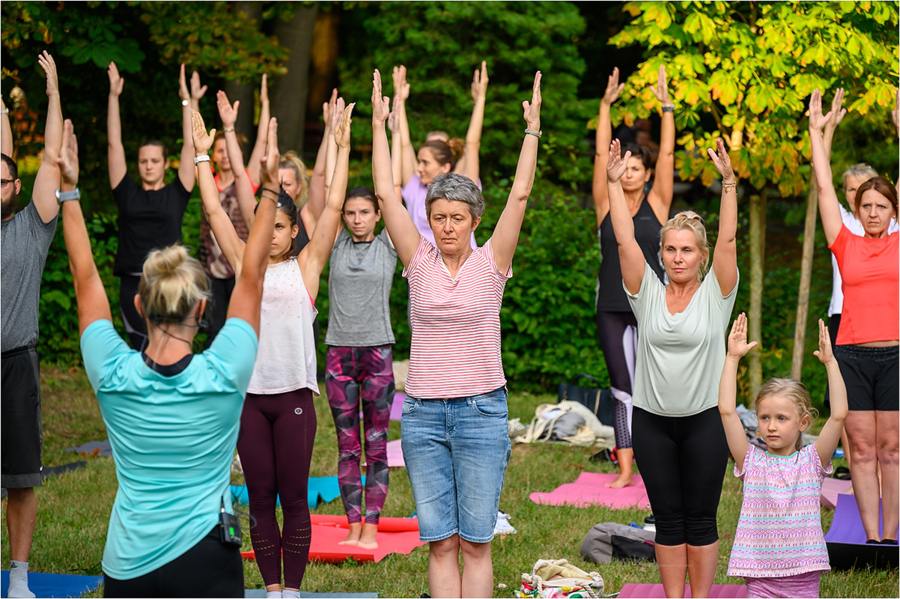 Wakacyjna joga na trawie