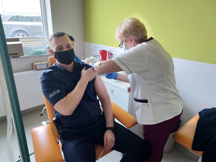 Zdjęcie szczepiącego się policjanta