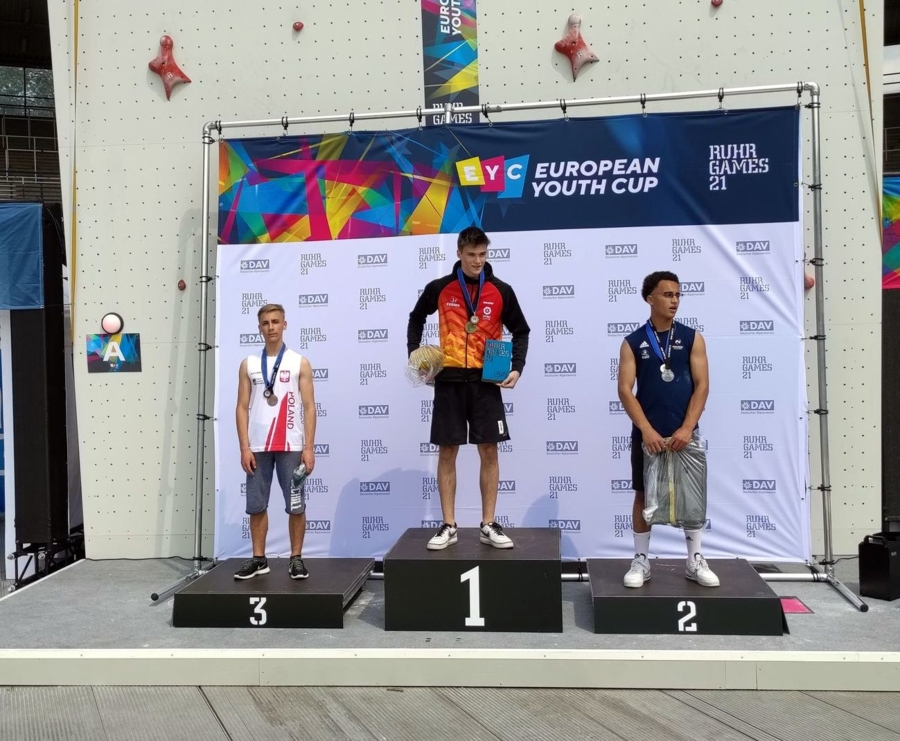 Oskar Szalecki (pierwszy z lewej) na podium wspinaczkowego Pucharu Europy juniorów