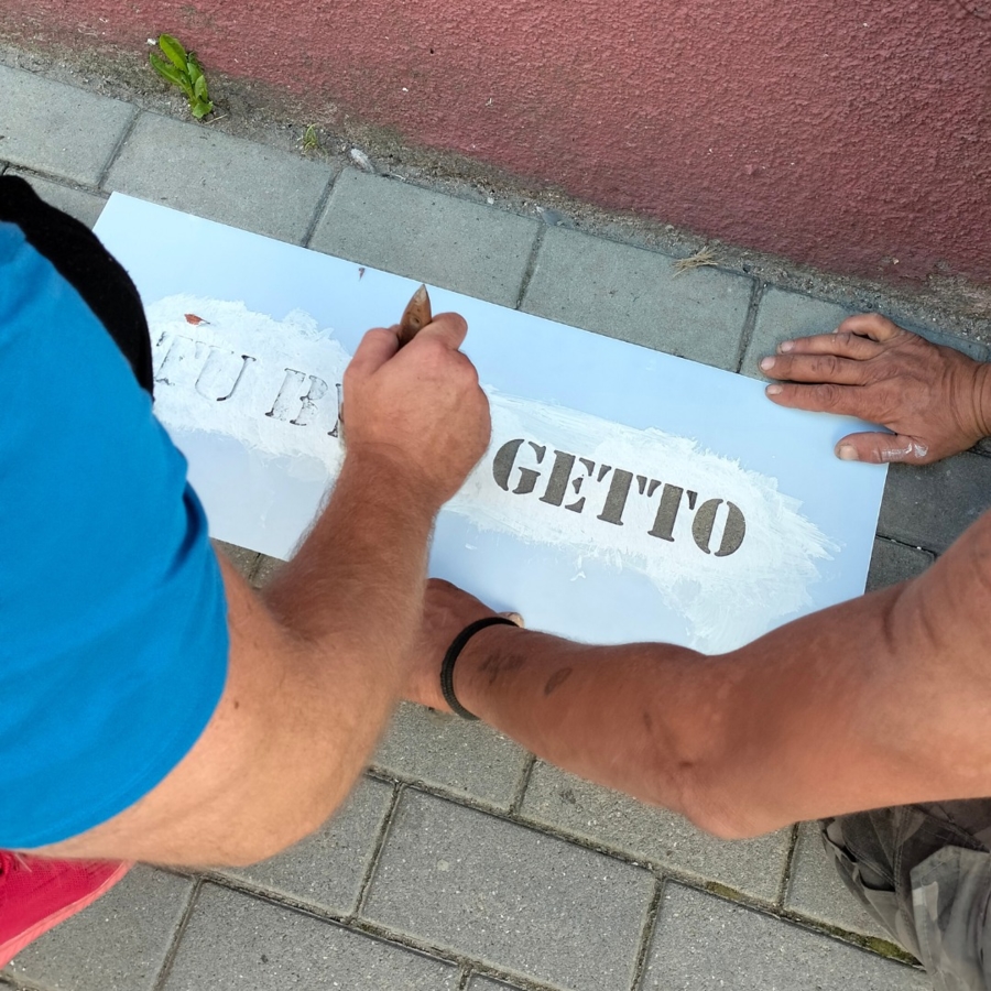 Malowanie linii oznaczających obszar getta