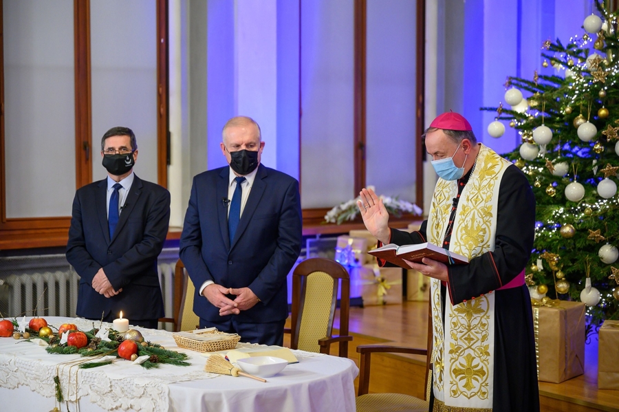 spotkanie opłatkowe, od lewej: prezydent Tarnowa R. Ciepiela, wicewojewoda małopolski R. Pagacz, biskup diecezji tarnowskiej ks. A. Jeż