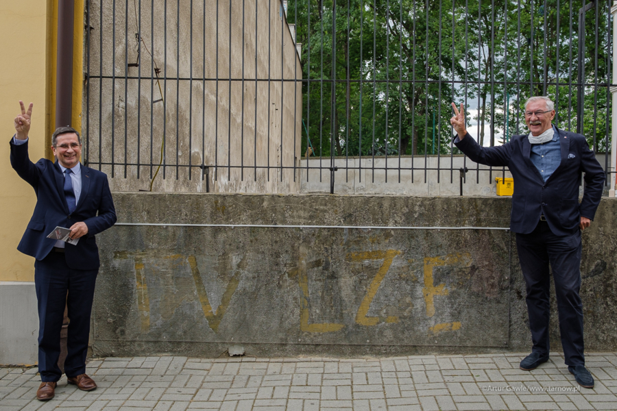 Napis „TV łże” na murze szkolnego boiska