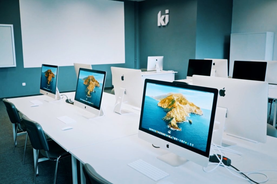 Na zdjęciu pracownia katedry informatyki Akademi Tarnowskiej, czyli biórka z komputerami firmy apple