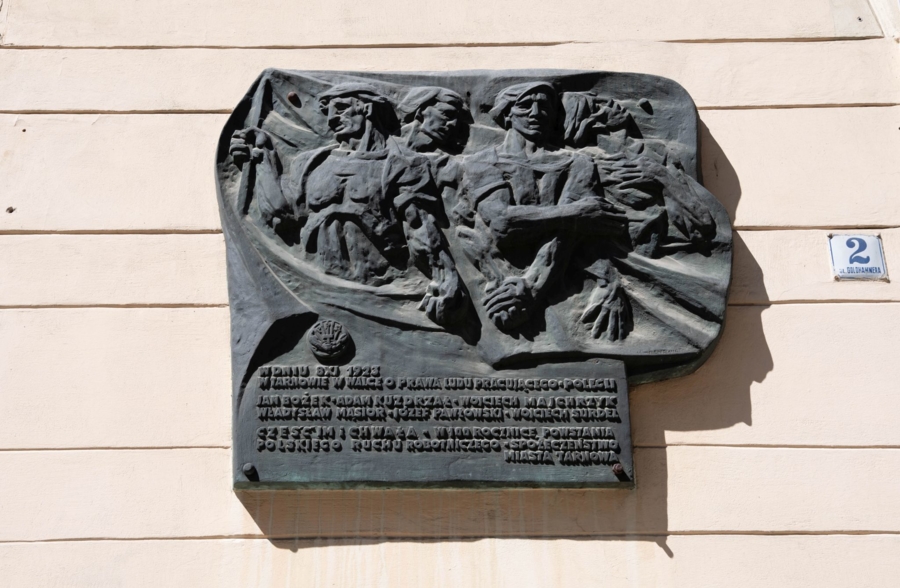 Tablica na budynku przy ul. Goldhammera 2