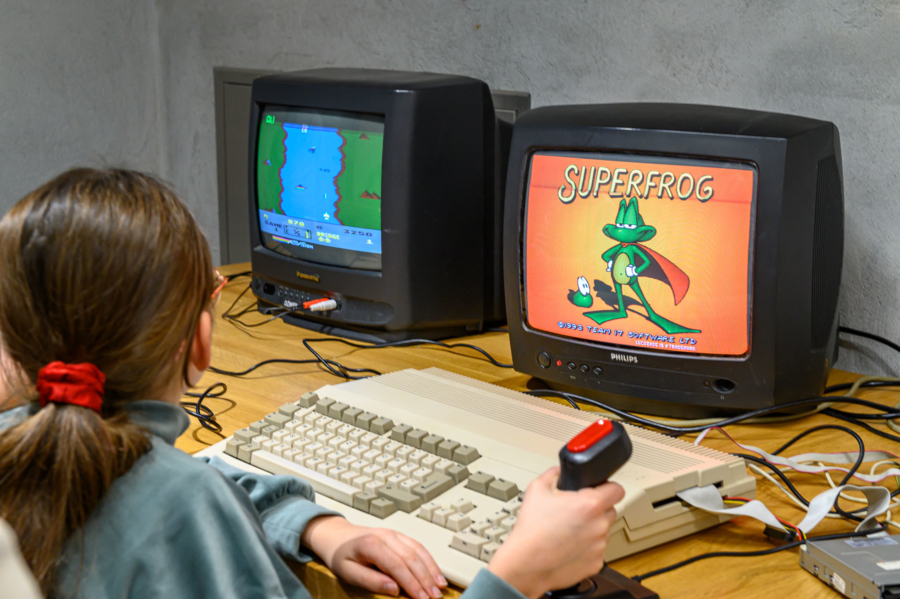 Dziewczynka grająca w stare gry komputerowe