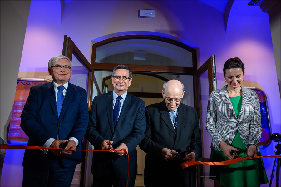 Przecięcie wstęgi podczas otwarcia Pasażu Odkryć