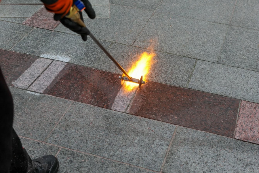 na zdjęciu wypalana czerwona płyta tarnowskiego rynku