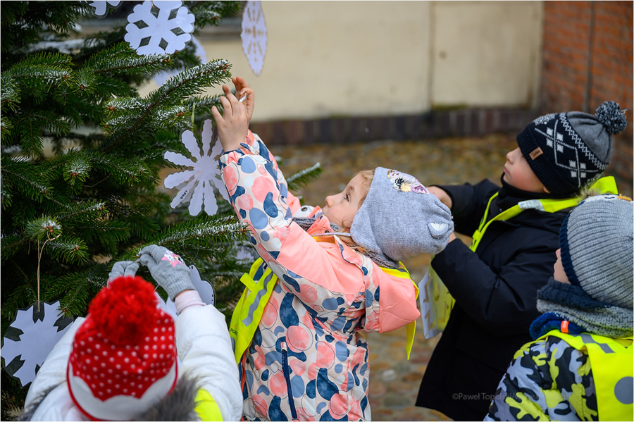Dzieci ubierające choinki