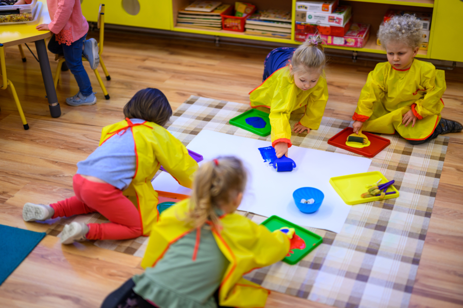 przedszkole w Tarnowie, dzieci podczas zajęć plastycznych