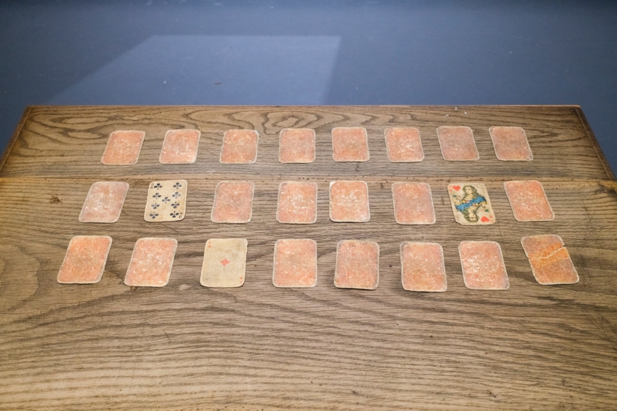 Na zdjęciu stare karty rozłożone na stole