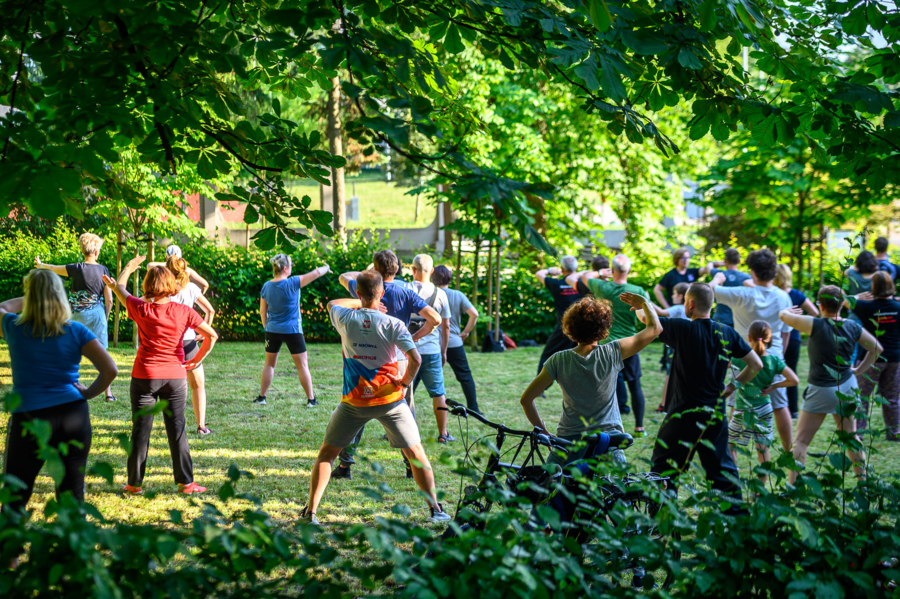 na zdjęciu osoby ćwiczące tai chi