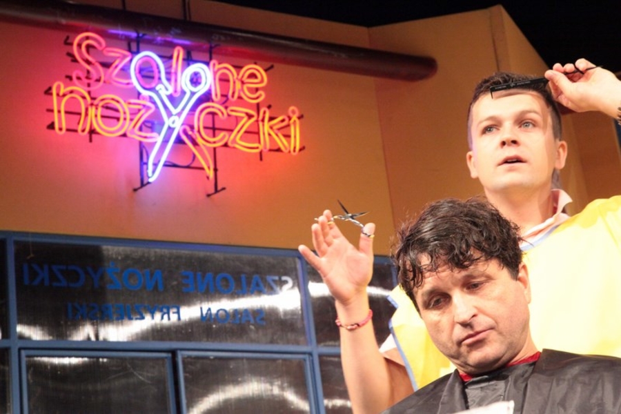 Szalone nożyczki w teatrze