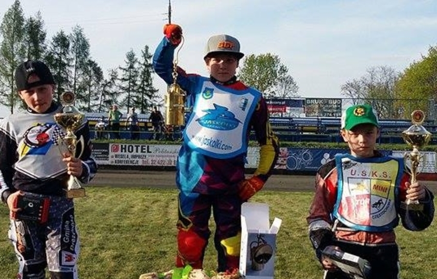 Zwycięstwo mini żużlowca